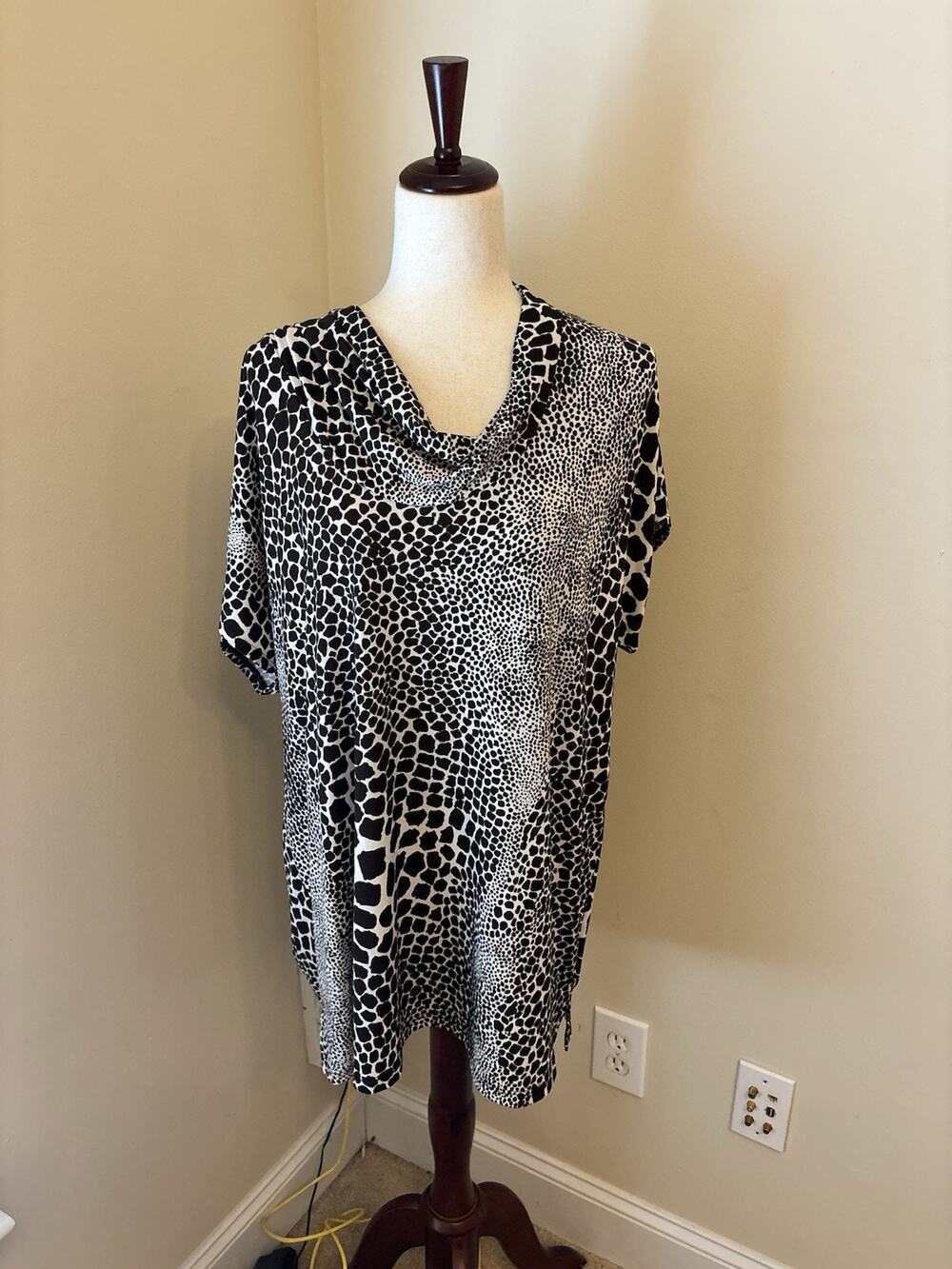 Susan Graver Black White Liquid Knit Tab Sleeve Draped Animal print Blouse XL